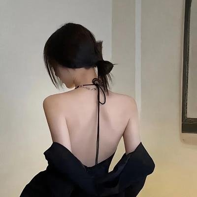 一位站立的人